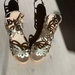 Like new- Very flattering silver/champagne wedges!